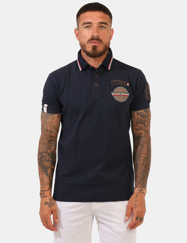 Polo Aeronautica Italiana Blu - Polo classica in total blu con doppio patch logo brand e dettagli coordinati. La vestibilità
