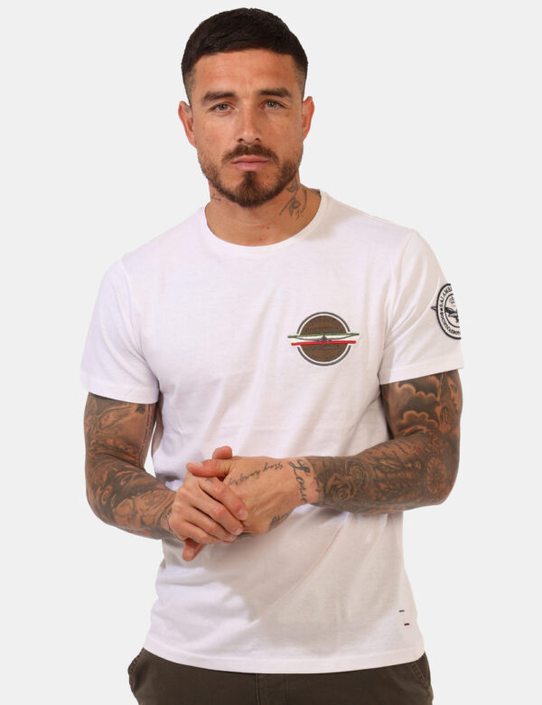 T-shirt Aeronautica Italiana Bianco - T-shirt classica su base bianca con doppio patch in tinta. La vestibilità è morbida e