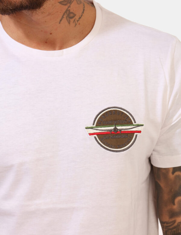 T-shirt Aeronautica Italiana Bianco - T-shirt classica su base bianca con doppio patch in tinta. La vestibilità è morbida e