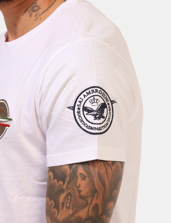 T-shirt Aeronautica Italiana Bianco - T-shirt classica su base bianca con doppio patch in tinta. La vestibilità è morbida e