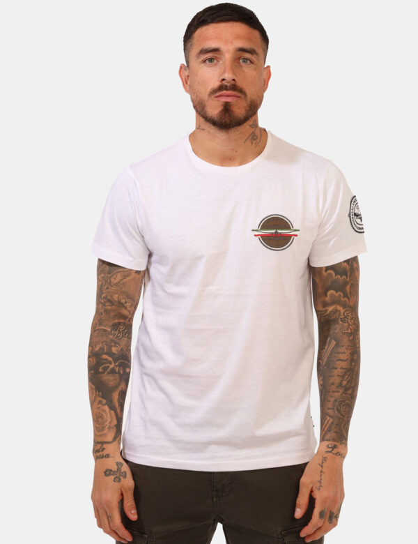 T-shirt Aeronautica Italiana Bianco - T-shirt classica su base bianca con doppio patch in tinta. La vestibilità è morbida e