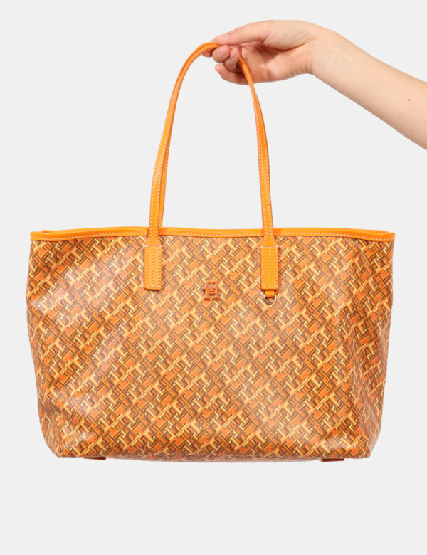 Borsa Tommy Hilfiger Arancione - Cod. art. AW0AW15971 SZVi ricordiamo che tutti i nostri articoli sono originali.