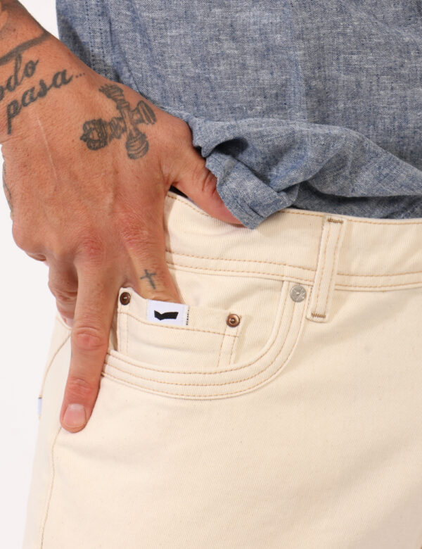 Bermuda jeans Gas Panna - Bermuda in simil jeans ed in total panna, presenti tasche sagomate sul fronte e tasche a toppa sul