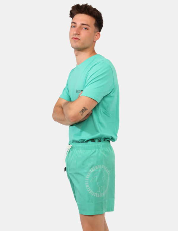 Costume Bikkembergs Verde - Costume modello boxer su base verde acquamarina con stampa brand bianca richiamata allover. Pres