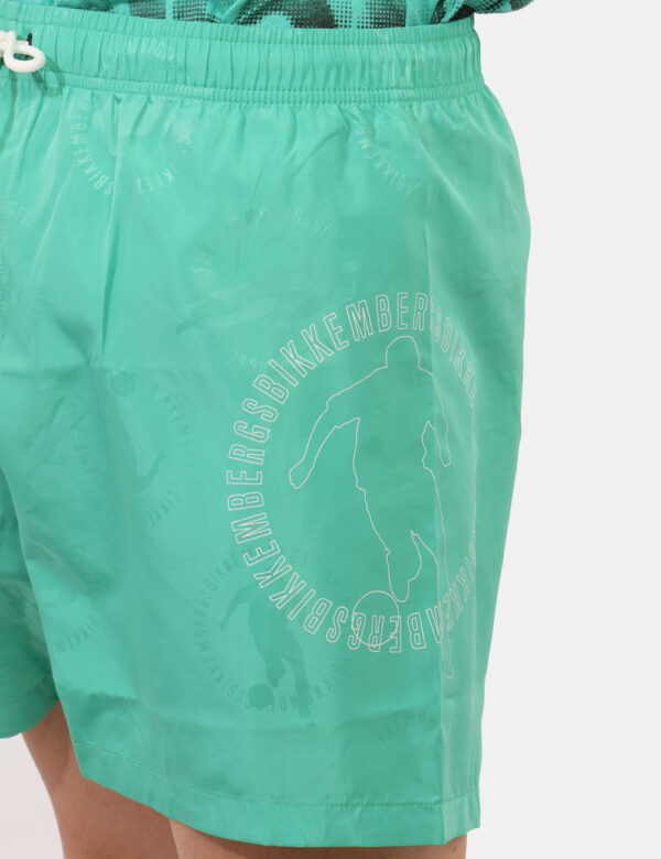 Costume Bikkembergs Verde - Costume modello boxer su base verde acquamarina con stampa brand bianca richiamata allover. Pres