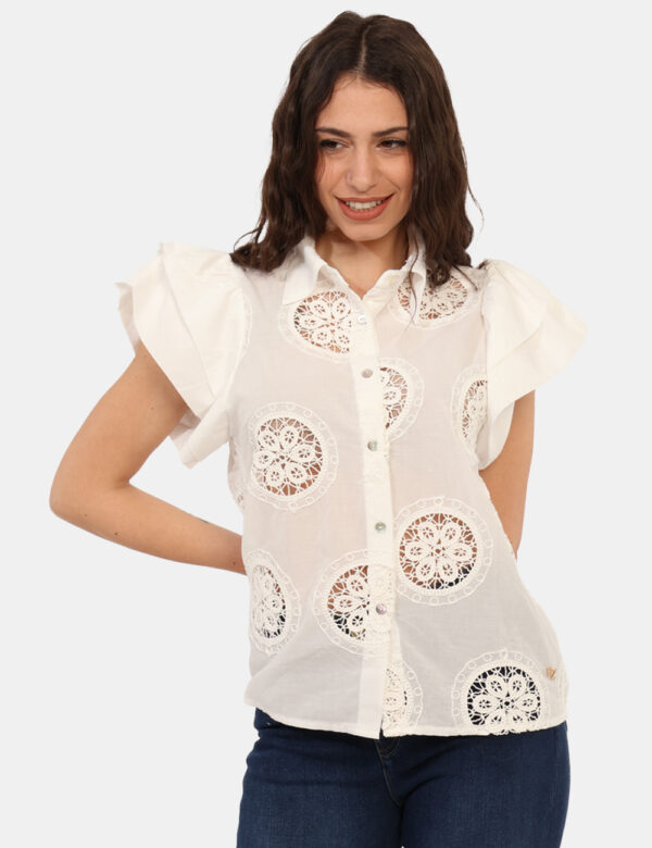 Camicia maniche corte Yes Zee Bianco - Camicia a maniche corte con volant, in total bianco con trama lavorata. La vestibilit
