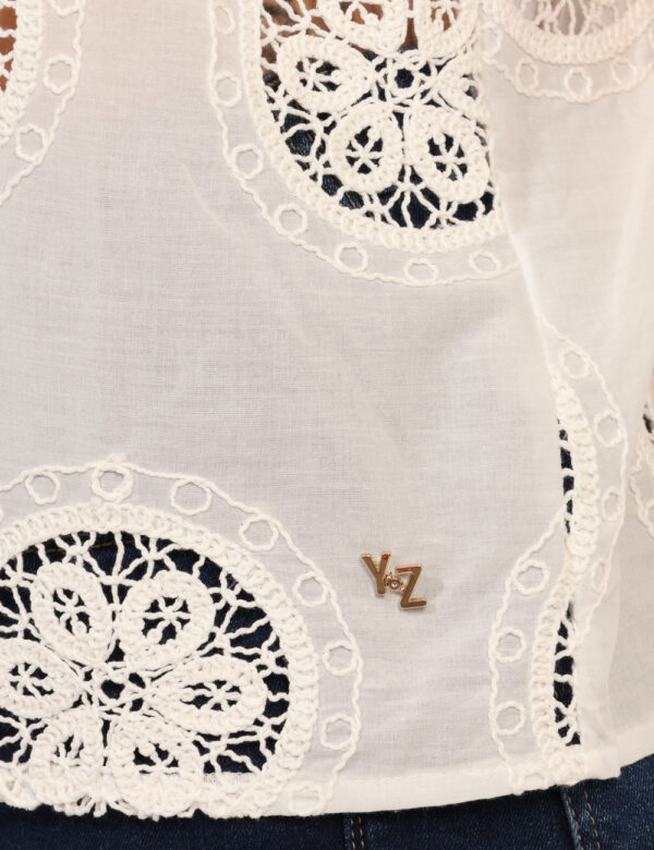Camicia maniche corte Yes Zee Bianco - Camicia a maniche corte con volant, in total bianco con trama lavorata. La vestibilit