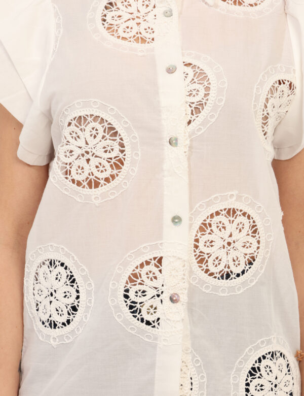 Camicia maniche corte Yes Zee Bianco - Camicia a maniche corte con volant, in total bianco con trama lavorata. La vestibilit