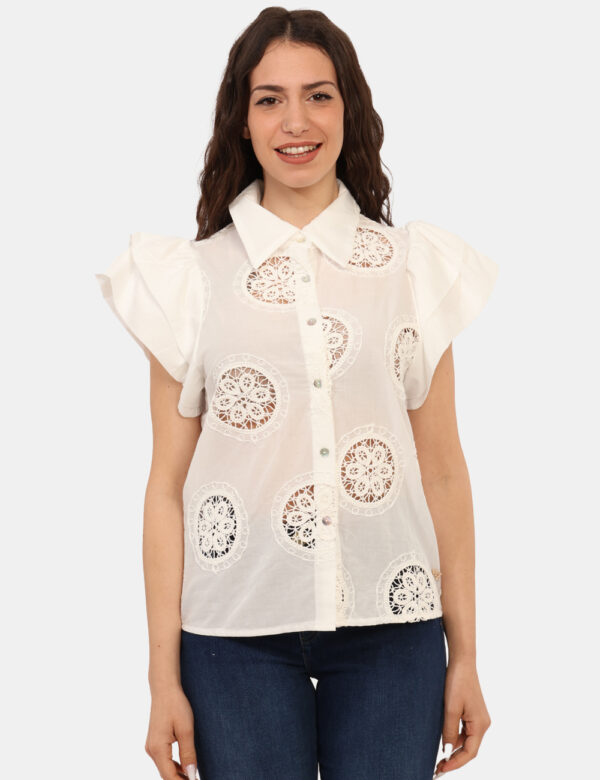 Camicia maniche corte Yes Zee Bianco - Camicia a maniche corte con volant, in total bianco con trama lavorata. La vestibilit