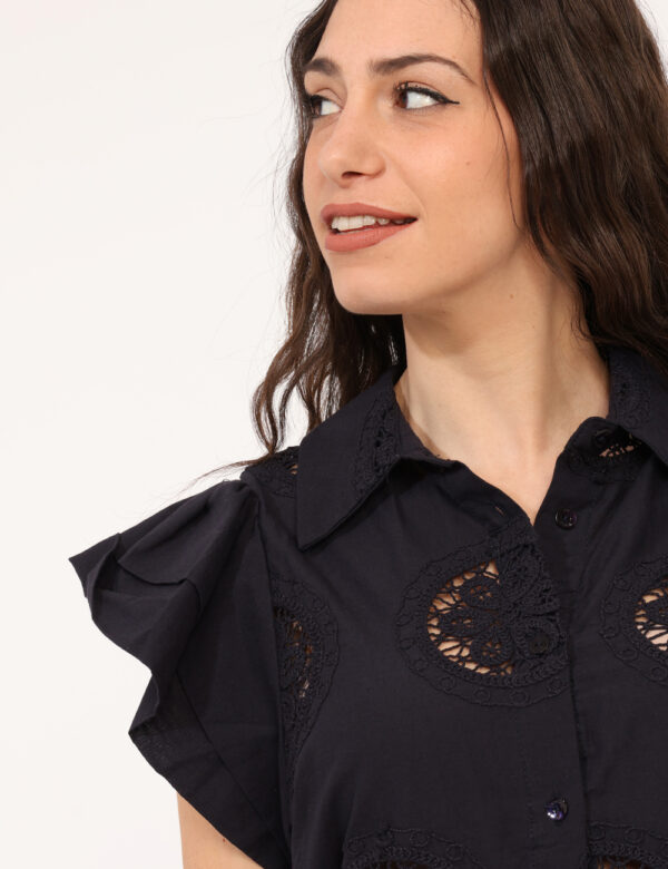 Camicia maniche corte Yes Zee Blu - Camicia a maniche corte con volant, in total blu navy con trama lavorata. La vestibilità