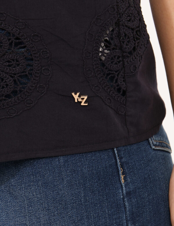 Camicia maniche corte Yes Zee Blu - Camicia a maniche corte con volant, in total blu navy con trama lavorata. La vestibilità
