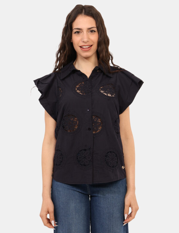 Camicia maniche corte Yes Zee Blu - Camicia a maniche corte con volant, in total blu navy con trama lavorata. La vestibilità