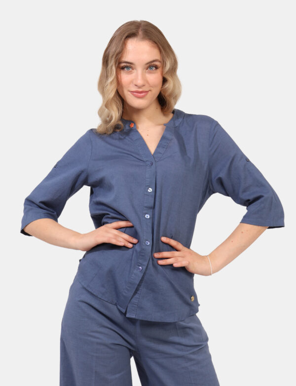 Camicia Yes Zee Blu - Camicia in misto cotone/lino, in total blu avio con scollo profondo e piccola spilletta in tinta. La v