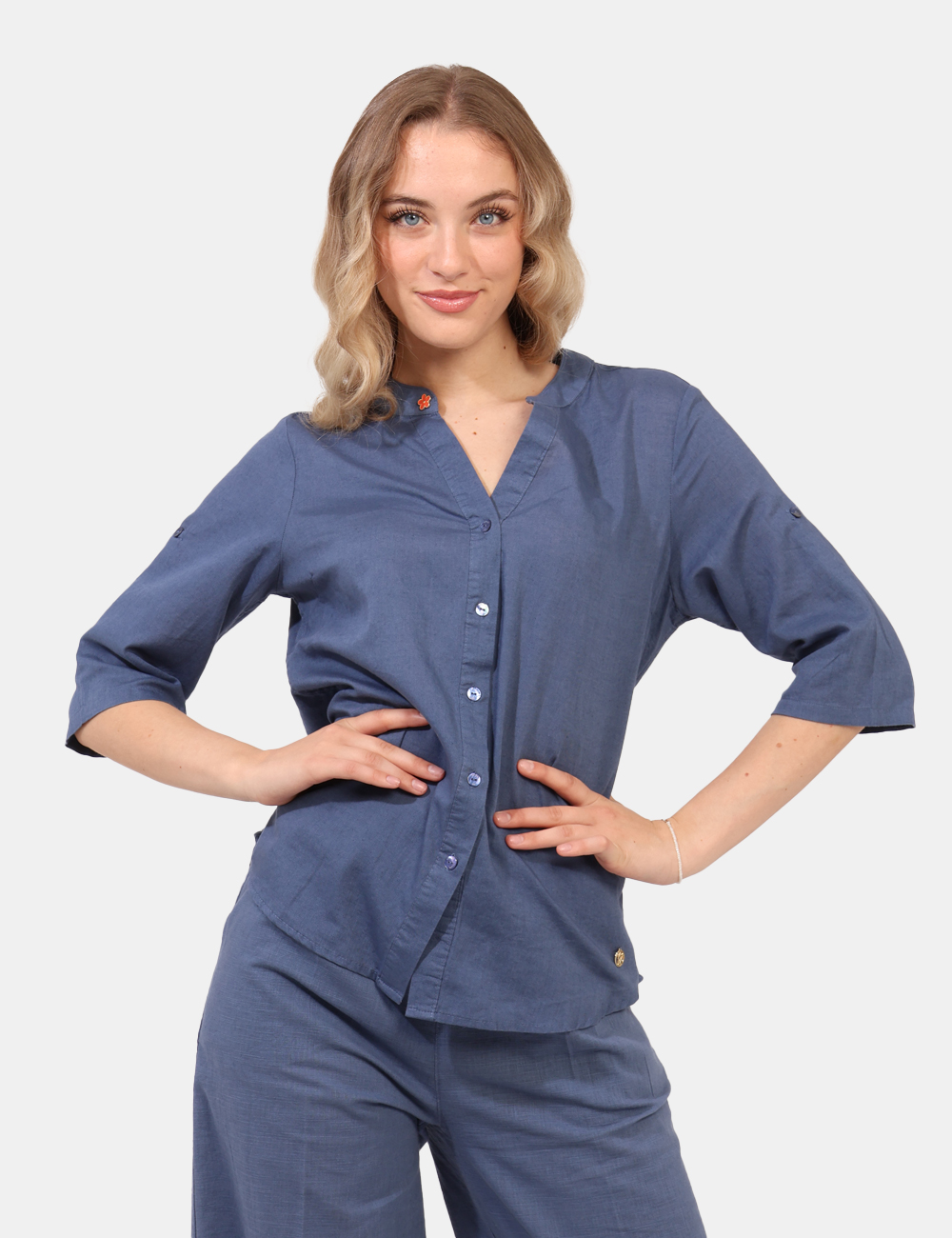 Camicia Yes Zee Blu - Camicia in misto cotone/lino, in total blu avio con scollo profondo e piccola spilletta in tinta. La v