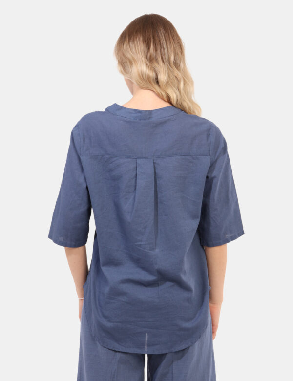 Camicia Yes Zee Blu - Camicia in misto cotone/lino, in total blu avio con scollo profondo e piccola spilletta in tinta. La v