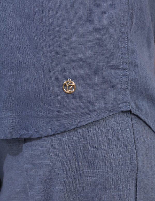 Camicia Yes Zee Blu - Camicia in misto cotone/lino, in total blu avio con scollo profondo e piccola spilletta in tinta. La v