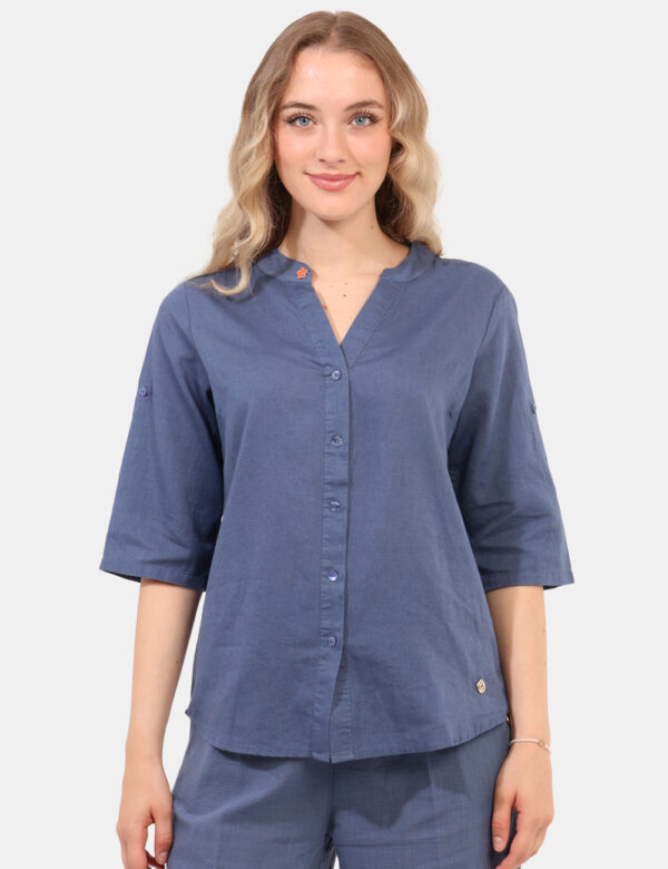 Camicia Yes Zee Blu - Camicia in misto cotone/lino, in total blu avio con scollo profondo e piccola spilletta in tinta. La v