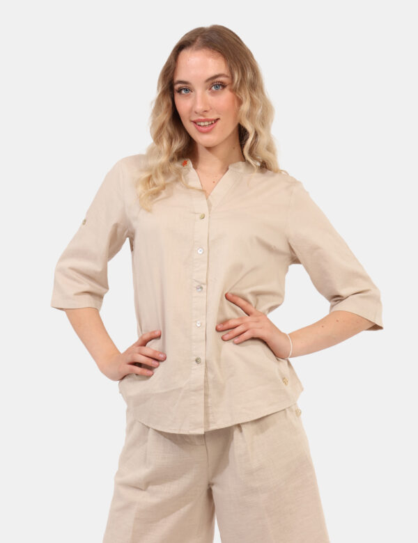 Camicia Yes Zee Beige - Camicia in misto cotone/lino, in total beige con scollo profondo e piccola spilletta in tinta. La ve