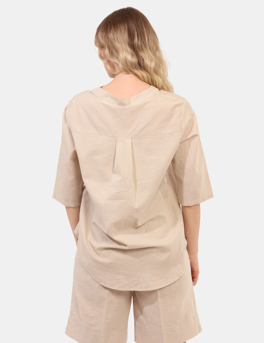 Camicia Yes Zee Beige - Camicia in misto cotone/lino, in total beige con scollo profondo e piccola spilletta in tinta. La ve