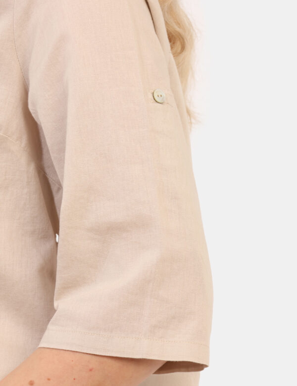 Camicia Yes Zee Beige - Camicia in misto cotone/lino, in total beige con scollo profondo e piccola spilletta in tinta. La ve