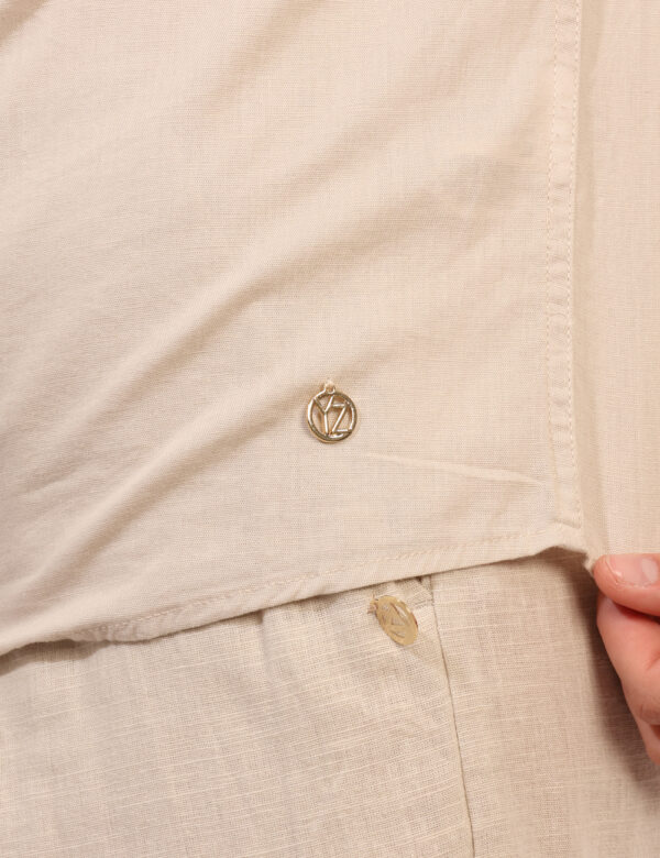 Camicia Yes Zee Beige - Camicia in misto cotone/lino, in total beige con scollo profondo e piccola spilletta in tinta. La ve