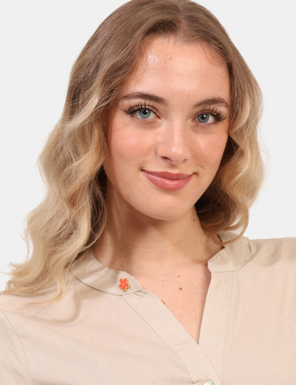 Camicia Yes Zee Beige - Camicia in misto cotone/lino, in total beige con scollo profondo e piccola spilletta in tinta. La ve