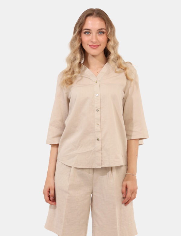 Camicia Yes Zee Beige - Camicia in misto cotone/lino, in total beige con scollo profondo e piccola spilletta in tinta. La ve