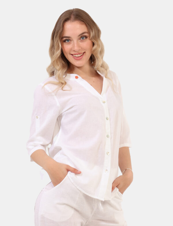 Camicia Yes Zee Bianco - Camicia in misto cotone/lino, in total bianco con scollo profondo e piccola spilletta in tinta. La