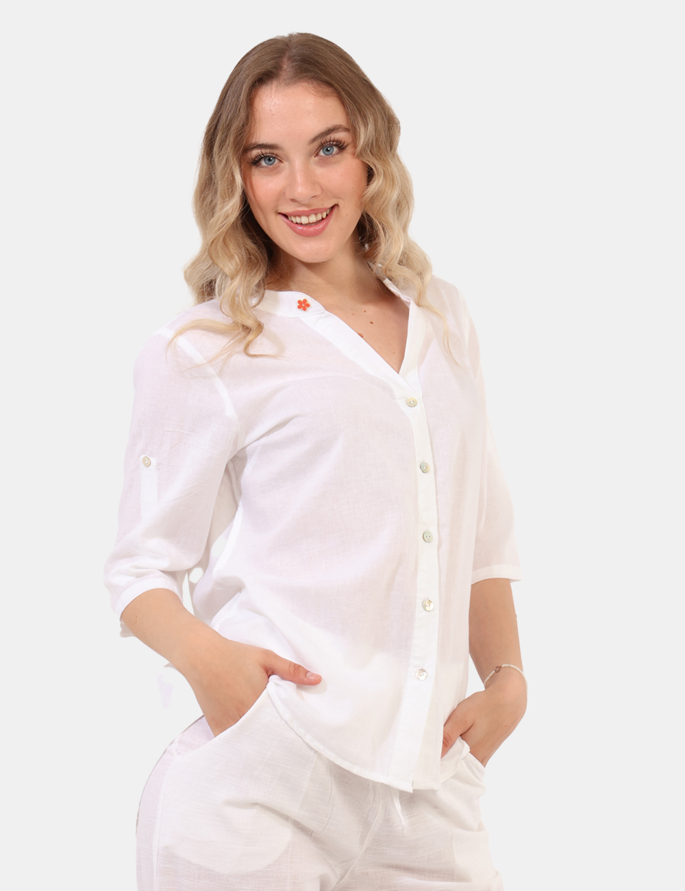 Camicia Yes Zee Bianco - Camicia in misto cotone/lino, in total bianco con scollo profondo e piccola spilletta in tinta. La