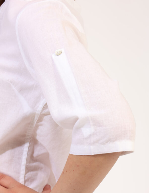 Camicia Yes Zee Bianco - Camicia in misto cotone/lino, in total bianco con scollo profondo e piccola spilletta in tinta. La