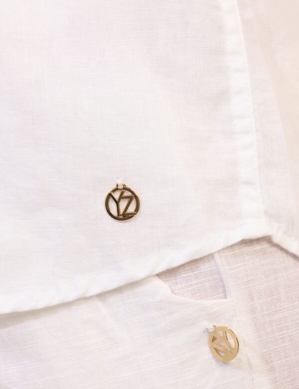Camicia Yes Zee Bianco - Camicia in misto cotone/lino, in total bianco con scollo profondo e piccola spilletta in tinta. La