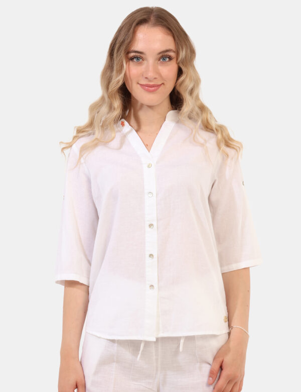 Camicia Yes Zee Bianco - Camicia in misto cotone/lino, in total bianco con scollo profondo e piccola spilletta in tinta. La