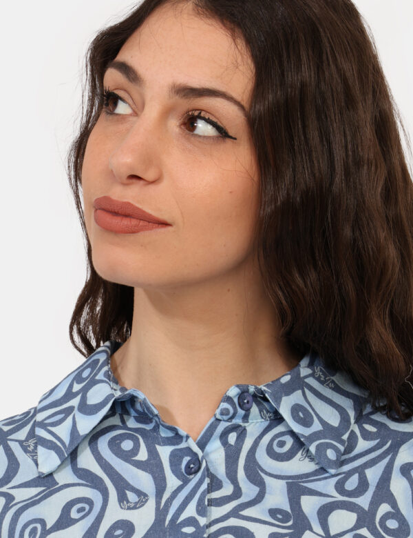 Camicia Yes Zee Blu - Camicia corta, con maniche a trequarti e su base azzurro con stampa allover blu. La vestibilità è morb