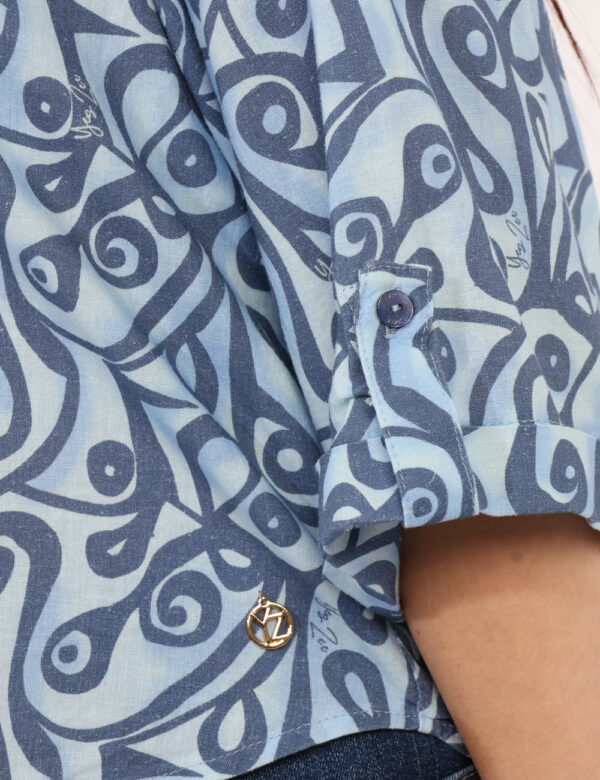 Camicia Yes Zee Blu - Camicia corta, con maniche a trequarti e su base azzurro con stampa allover blu. La vestibilità è morb