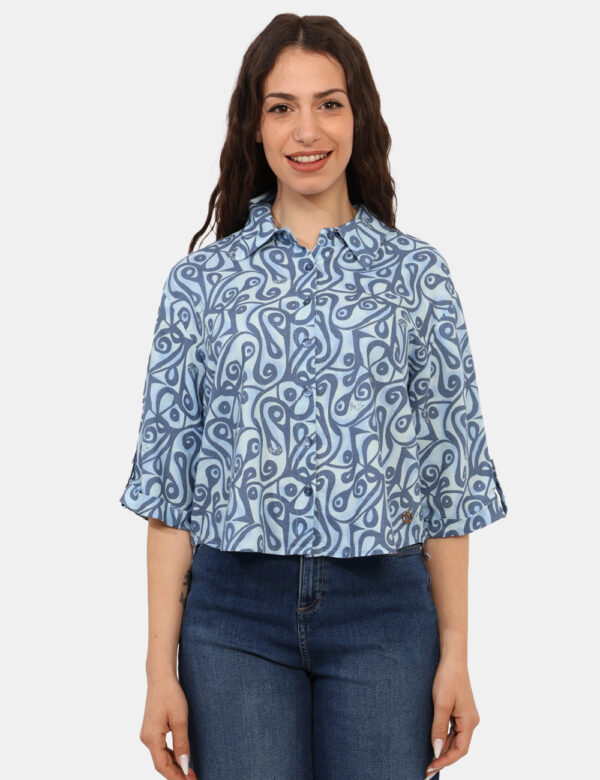Camicia Yes Zee Blu - Camicia corta, con maniche a trequarti e su base azzurro con stampa allover blu. La vestibilità è morb