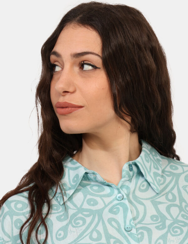 Camicia Yes Zee Azzurro - Camicia corta, con maniche a trequarti e su base azzurro acquamarina con stampa allover coordinata