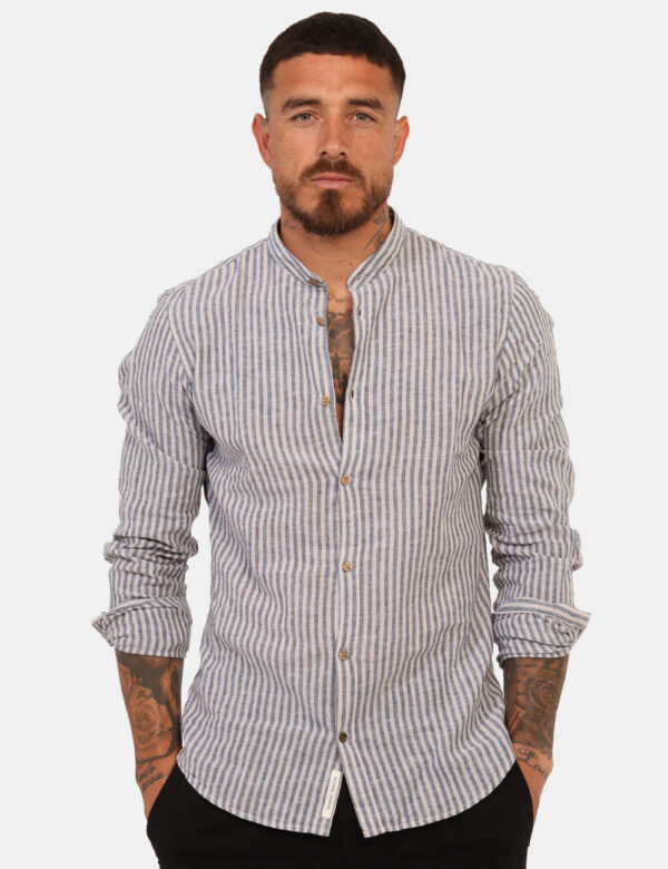 Camicia Yes Zee Blu - Camicia casual con colletto alla coreana su fantasia rigata bianca e blu navy. La vestibilità è morbid