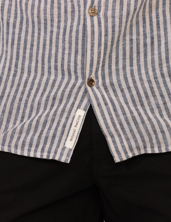 Camicia Yes Zee Blu - Camicia casual con colletto alla coreana su fantasia rigata bianca e blu navy. La vestibilità è morbid