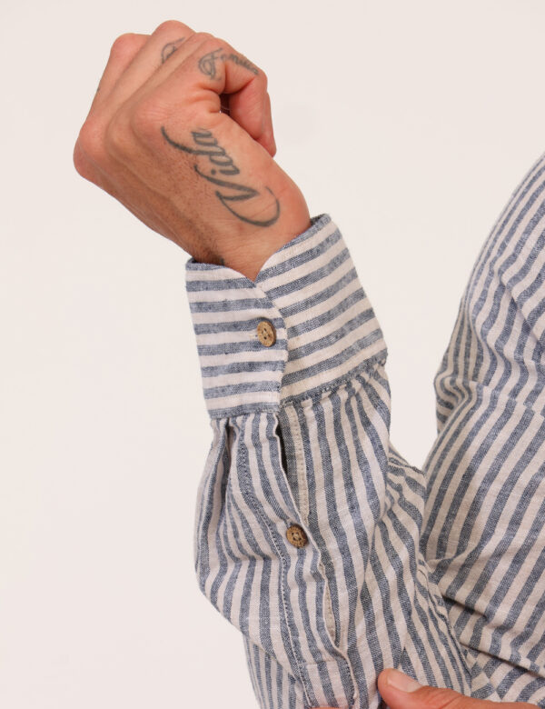 Camicia Yes Zee Blu - Camicia casual con colletto alla coreana su fantasia rigata bianca e blu navy. La vestibilità è morbid