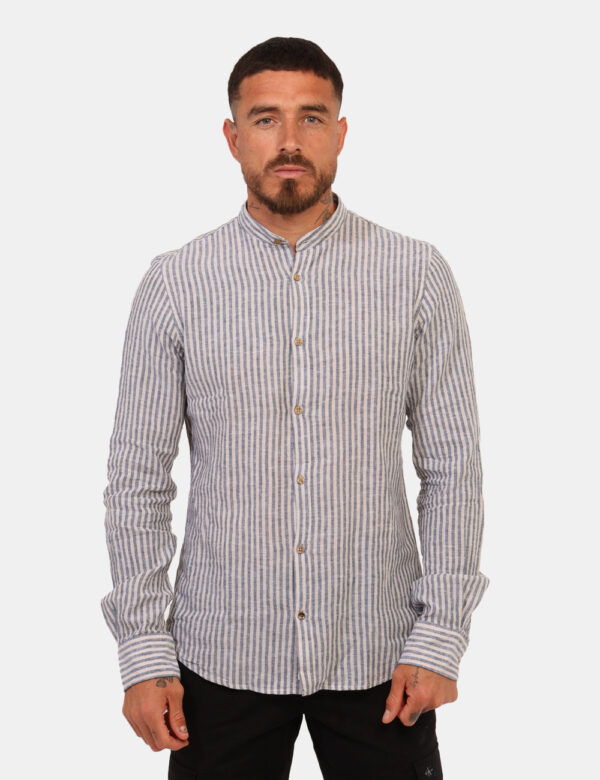 Camicia Yes Zee Blu - Camicia casual con colletto alla coreana su fantasia rigata bianca e blu navy. La vestibilità è morbid