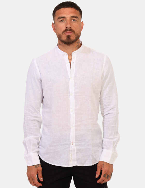 Camicia Yes Zee Bianco - Camicia casual con colletto alla coreana ed in total bianco. La vestibilità è morbida e pratica gra