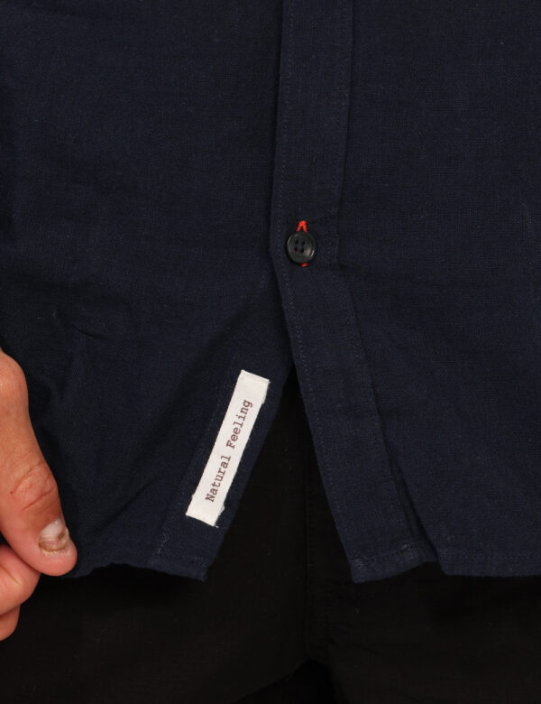 Camicia Yes Zee Blu - Camicia casual con colletto alla coreana ed in total blu navy. La vestibilità è morbida e pratica graz