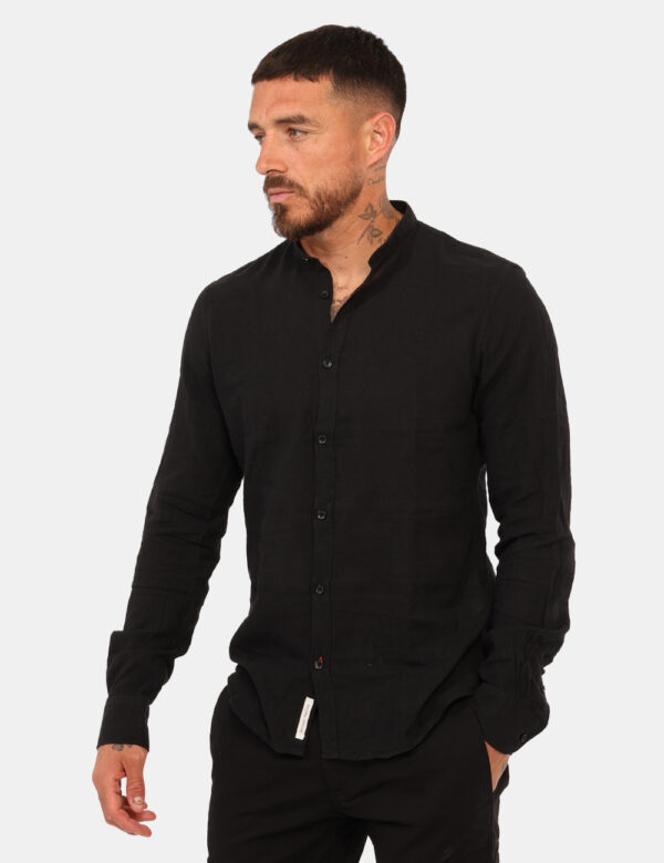 Camicia Yes Zee Nero - Camicia casual con colletto alla coreana ed in total nero. La vestibilità è morbida e pratica grazie