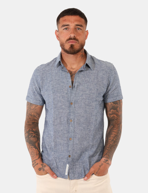 Camicia Yes Zee Blu - Camicia in misto lino/cotone a maniche corte, in total blu denim. La vestibilità è morbida e pratica g
