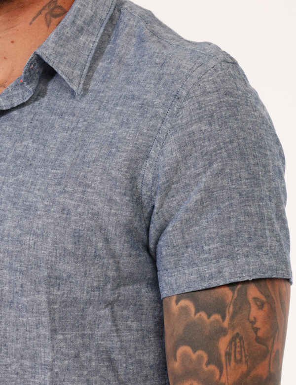 Camicia Yes Zee Blu - Camicia in misto lino/cotone a maniche corte, in total blu denim. La vestibilità è morbida e pratica g