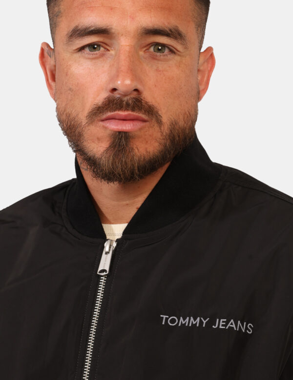 Giacca Tommy Hilfiger Nero - Cod. art. DM0DM17879 SZVi ricordiamo che tutti i nostri articoli sono originali.