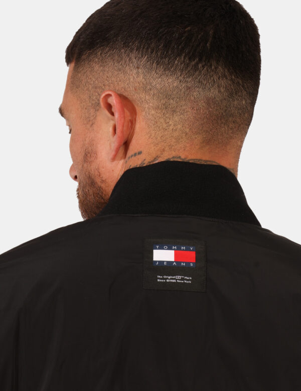 Giacca Tommy Hilfiger Nero - Cod. art. DM0DM17879 SZVi ricordiamo che tutti i nostri articoli sono originali.
