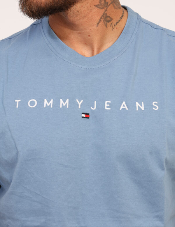 T-shirt Tommy Hilfiger Blu - T-shirt classica in total blu avio con stampa logo brand in bianco. La vestibilità è morbida e
