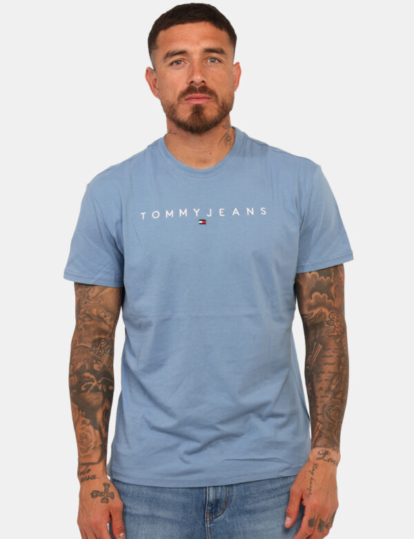 T-shirt Tommy Hilfiger Blu - T-shirt classica in total blu avio con stampa logo brand in bianco. La vestibilità è morbida e