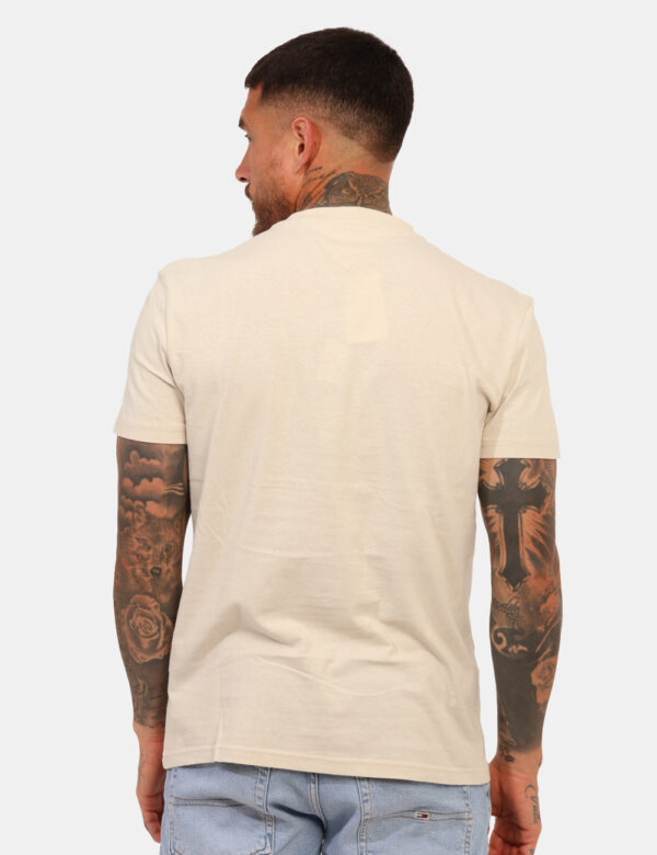 T-shirt Tommy Hilfiger Beige - T-shirt classica in total beige con stampa logo brand sul fronte. La vestibilità è morbida e